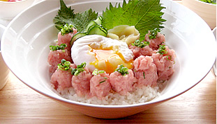 半熟卵のせねぎトロ丼